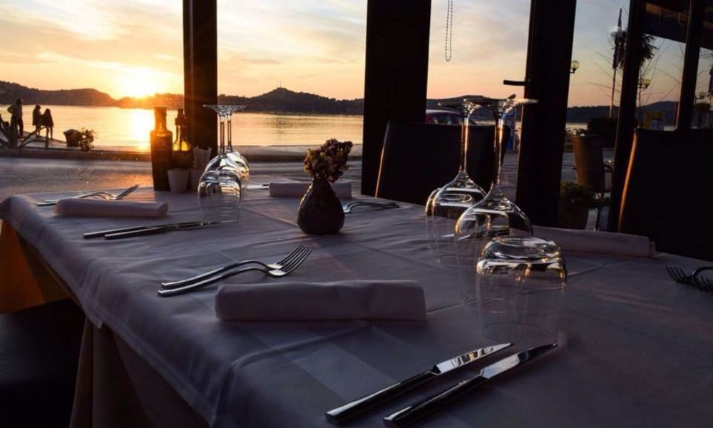 Konoba Tomaseo u Šibenik, Hrvatska, jedno je od najbolji restorani. Ima dobro jelo. Hrana je vrhunska. Dobra Hrana i stari grad u šibenski gastro županija.