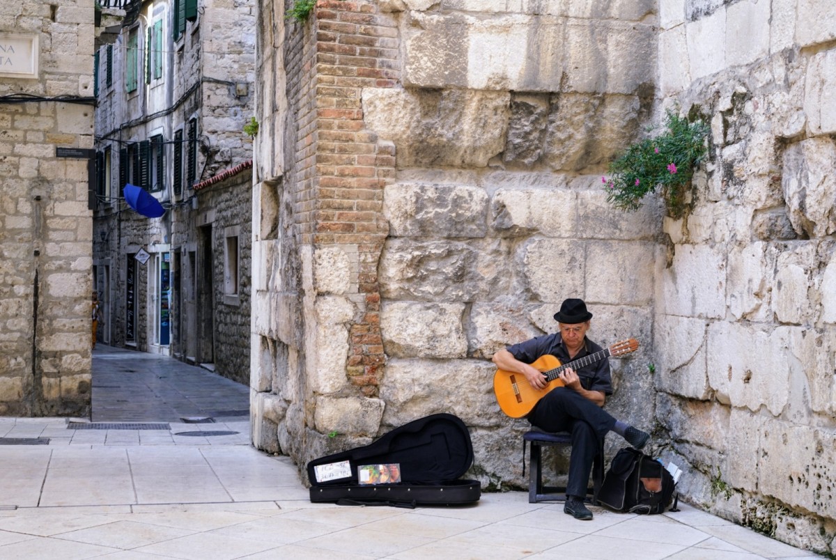 grad Zadar i glazbenik - Adriatic Luxury Villas