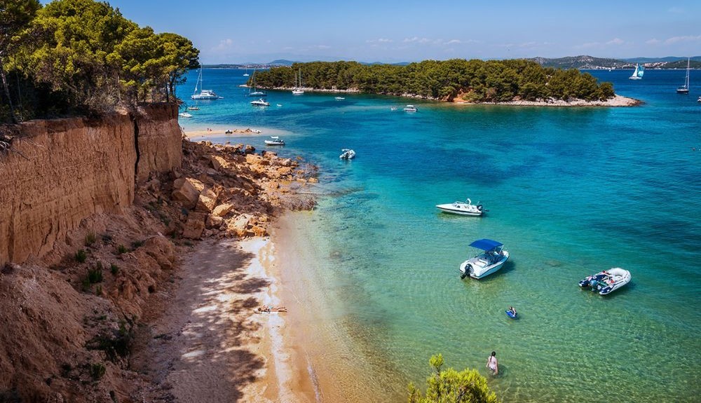 pješčana plaža otok Vrgada Hrvatska - Adriatic Luxury Villas