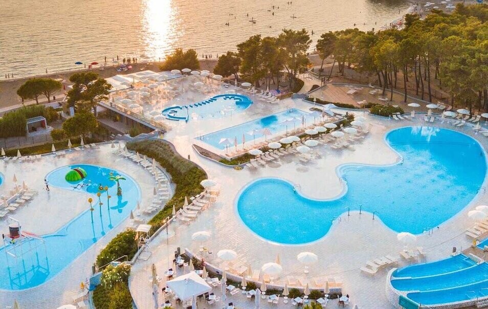 Hier in Zaton, Kroatien, Zadar, Dalmatien befindet sich der Zaton Holiday Resort. Hier finden Sie tolle Hotels und Unterkünfte.