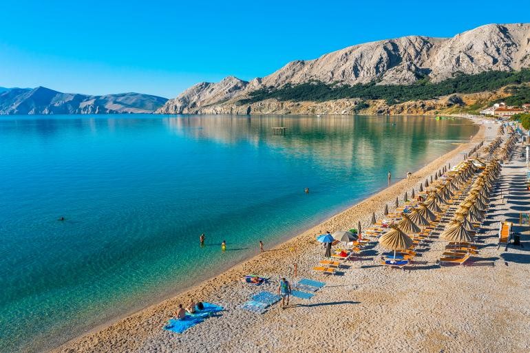 Vela Plaza Baska - Kroatien bietet die schönsten Strände und hotels für den Urlaub auf den Inseln im Süden und in Istrien. In der Nähe sind auch FKK Sanstrand.