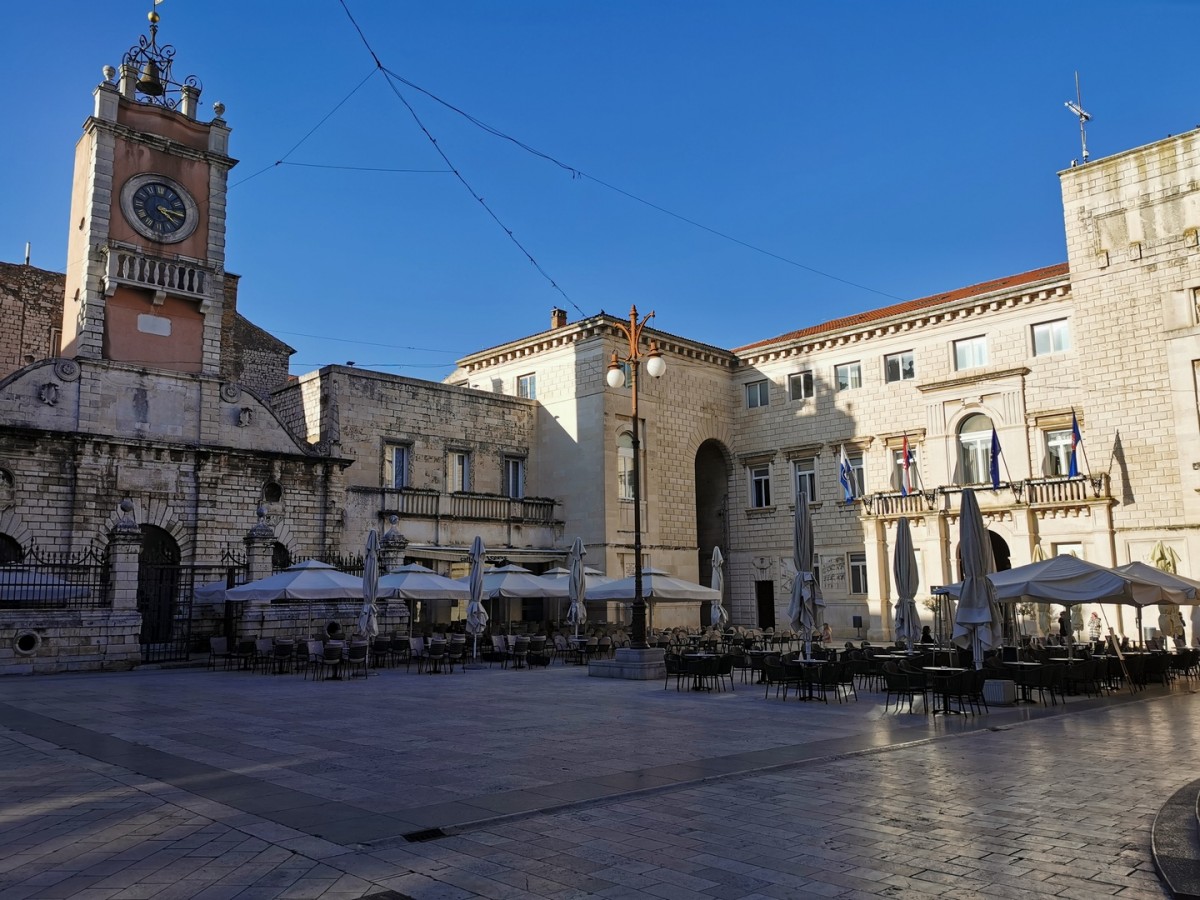 In Dalmatien, Altstadt, gibt es viele Strände für einen Urlaub. Hier sieht man den narodni trg, Volksplatz.
