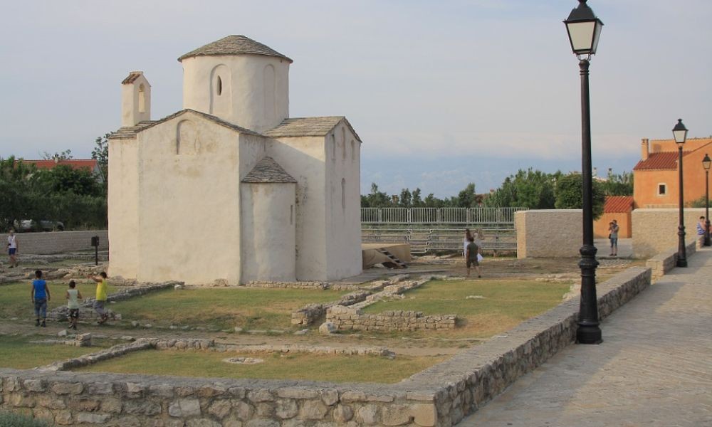 Kirche des Heiligen Kreuzes in Nin - Sehenswürdigkeiten in Kroatien, nahe Zadar. Hier können Sie reisen, einen Ausflug organisieren und römische Bauwerke und die beste Kirche erkunden.